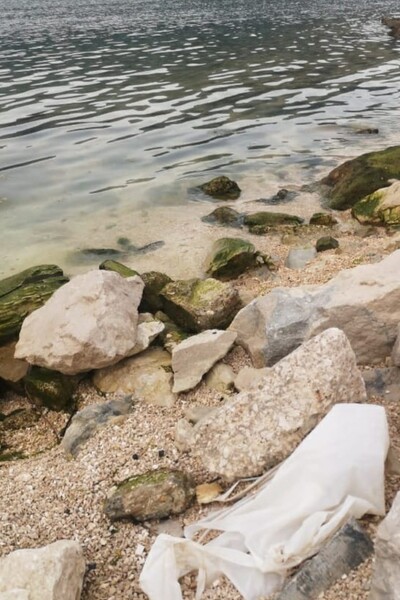 Obľúbenú pláž Slovákov pri Splite zaplavil toxický odpad. „Chorvátske Benátky“ sú plné rakovinotvorného materiálu