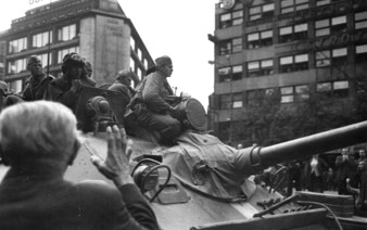 Obrazem: Jak vypadal srpen 1968 v pražských ulicích? Prohlédni si 15 fotografií z invaze vojsk do Československa
