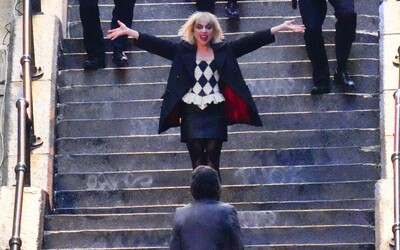 Obrazem: Lady Gaga a Joaquin Phoenix sehráli ikonickou scénu z prvního Jokera. Podívej se, jak to filmovému páru sluší