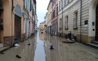 Obrazem: Sever Itálie sužují zničující záplavy, tisíce lidí musely opustit své domovy 