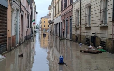 Obrazem: Sever Itálie sužují zničující záplavy, tisíce lidí musely opustit své domovy 
