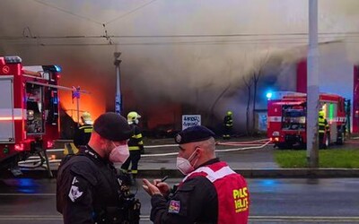 Obří požár ubytovny v Kralupech: Na místě jsou zranění, zasahují tři vrtulníky