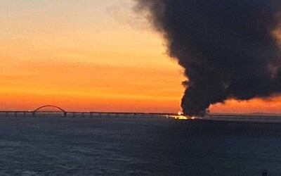 Obrovská explózia a požiar zasiahli ruský most vedúci na Krym. Slávnostne ho otváral Vladimir Putin