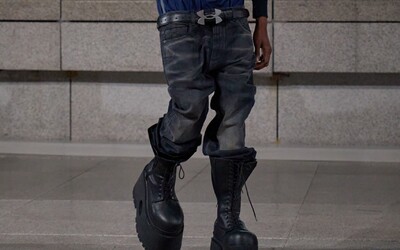 Obrovské topánky, džínsy pod zadkom aj spolupráca s Under Armour. Takto vyzerá nová kolekcia Balenciaga