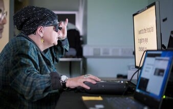 Obrovský prelom v medicíne: Vedci vyvinuli očný implantát, ktorý umožňuje nevidiacim ľuďom čítať