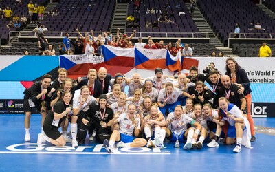 Obrovský úspěch pro český florbal! Ženský tým po 12 letech veze medaili z mistrovství světa