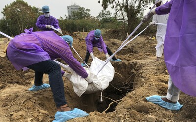 Obyvatelia odmietajúci nosiť rúška musia v Indonézii kopať hroby pre obete COVID-19