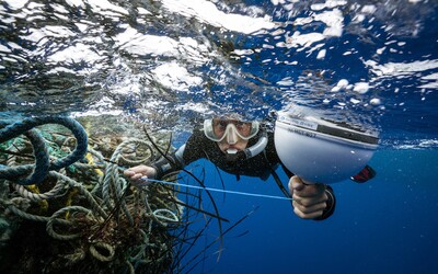 Ochranári z oceánov vytiahli 40 ton rybárskych sietí. Zachránili tak tisícky delfínov či korytnačiek