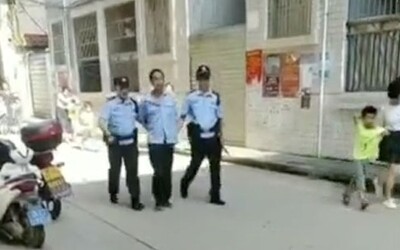 Ochranka školy v Číně útočil na žáky a zaměstnance s nožem v ruce. Zraněno bylo 40 lidí, policie muže už zadržela