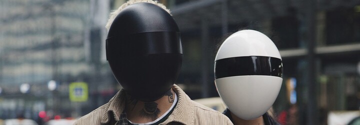 Ochranný štít proti koronaviru tě promění na člena Daft Punku