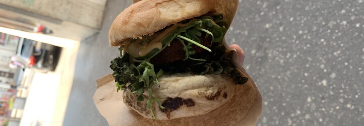Ochutnali sme vegánsky burger s náhradou mäsa Beyond Meat. Na Slovensku môžeš vyskúšať fenomén, ktorý možno ovládne svet
