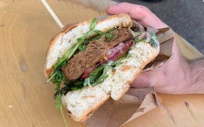 Ochutnali sme vegánsky burger s náhradou mäsa Beyond Meat. Na Slovensku môžeš vyskúšať fenomén, ktorý možno ovládne svet
