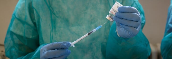 Očkování čtvrtou dávkou proti covidu začne nejspíše od poloviny srpna