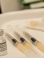 Očkování se nemusíš bát. Takto probíhá návštěva očkovacího centra (Reportáž)