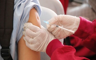 Očkovanie proti HPV dostane viac mladých ľudí zadarmo, vakcína bude prístupná aj pre 14- a 15-ročných