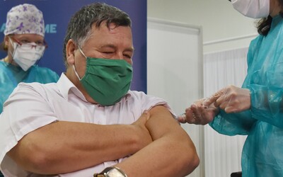 Slovensko naočkovalo prvního člověka proti koronaviru