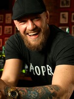 Od McGregora sa dištancovala značka whiskey, ktorú propagoval. Na sexuálnu kauzu reagovala aj jeho snúbenica