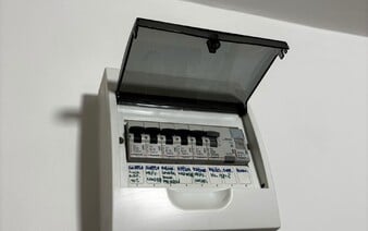 Od júla sa zvyšujú ceny za elektrinu. Takto môžeš výrazne ušetriť