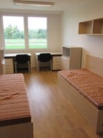 Od nočních sirén až po „fekálního fantoma“. Zeptali jsme se studentů, jak se jim žije na koleji