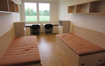 Od nočních sirén až po „fekálního fantoma“. Zeptali jsme se studentů, jak se jim žije na koleji