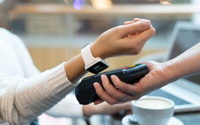 Od októbra sa mení spôsob posielania peňazí. Slovenské banky tak chcú predchádzať podvodom