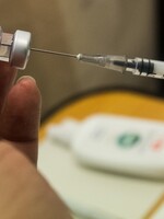 Od pondělní půlnoci se spustí rezervace k očkování pro věkovou skupinu 45+, oznámil Babiš