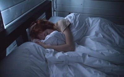 Odborníci na spánok podporujú myšlienku zdriemnutia si v práci. Hovoria, že to bude viesť k zvýšenej produktivite