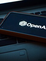 Odborníci varujú pred vytváraním závislosti na AI. Umelá inteligencia môže nahrádzať kontakt s ľuďmi