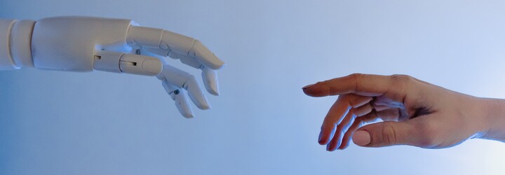 Odborníci varujú pred vytváraním závislosti na AI. Umelá inteligencia môže nahrádzať kontakt s ľuďmi