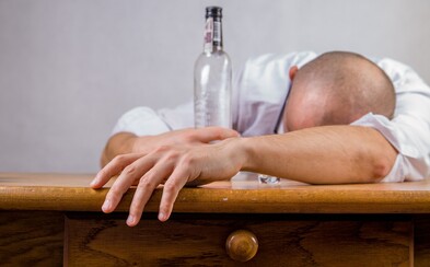 Odborník vysvětluje, co pomáhá ve stavu „po kocovině“: Záleží na barvě alkoholu? Kdy si dát pilulku? Pomůže „vyprošťovák“?