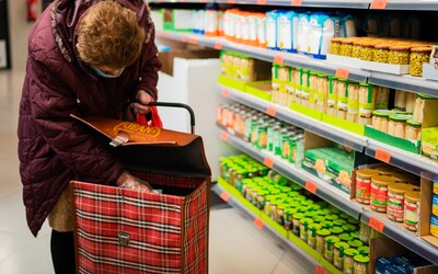 Oddnes nakúpiš potraviny v Maďarsku lacnejšie. Takto fungujú povinné protiinflačné akcie