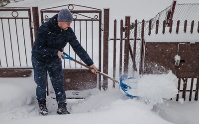 Odhŕňače snehu a lopaty sa nezastavia. Slovensko prikryjú desiatky centimetrov snehu, záveje prekvapia aj nížiny