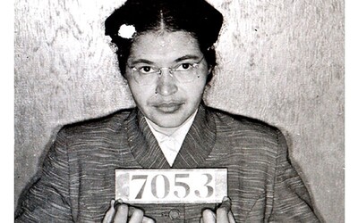 Odmítla uvolnit své místo bělochovi a navždy tím změnila Ameriku. Rosa Parks stála u zrodu konce rasové segregace