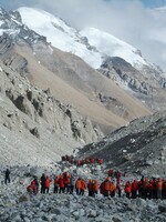 Odpadky a mrtvá těla. Z Mount Everestu se stala „nejvýše položená skládka na světě“