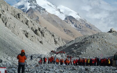 Odpadky a mrtvá těla. Z Mount Everestu se stala „nejvýše položená skládka na světě“