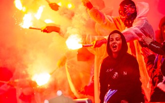 Odpalování pyrotechniky na fotbale? Rozvolnění pravidel není podle ministerstva namístě