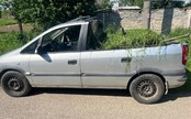 Odrezal strechu z auta. Muž na východe Slovenska s novým „pick-upom“ jazdil po uliciach, policajti si s ním poradili po svojom