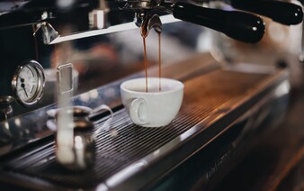 Okrem masla a vajíčok si priplatíme aj za kávu. Arabica dosiahla rekordne vysokú cenu