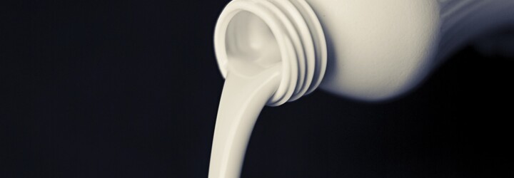 Olma stahuje mléko v PET lahvích z prodeje. Může způsobovat zažívací potíže