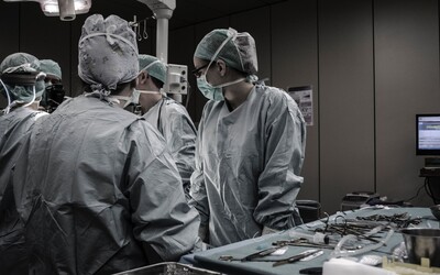 Onkologická pacientka vzbĺkla počas operácie v Rumunsku, bola to chyba lekárov