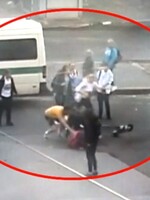 Opilý cizinec na koloběžce v Praze srazil ženu. Incident zachytil kamerový systém