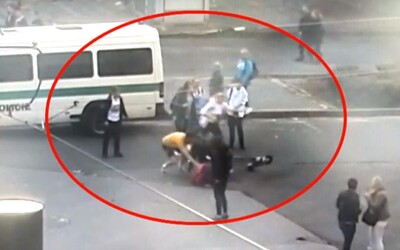 Opilý cizinec na koloběžce v Praze srazil ženu. Incident zachytil kamerový systém