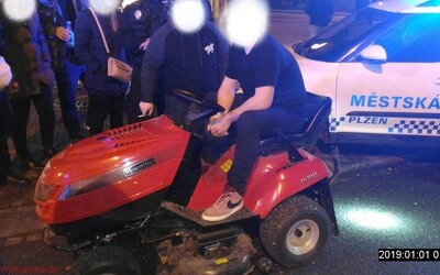 Opilý mladík na Silvestra jezdil centrem Plzně na zahradním traktorku