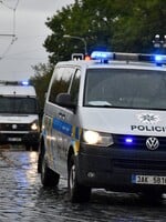 Opilý muž házel v Brně po lidech kamení, při zadržení se začal svlékat