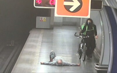 Opilý muž napadl v metru kurýra s kolem. Když jej nepřemohl, hrál napadeného, a poté zkoušel policii utéct