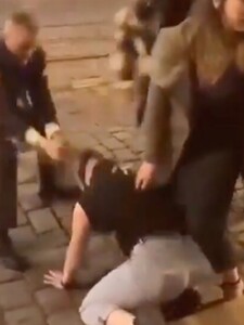 Opitého policajta, ktorý v Prahe ťahal za vlasy 19-ročné dievča, nesuspendovali. Namiesto toho išiel na péenku