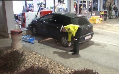 Opitej kamarátke dal vodič v Prešove otestovať brzdové svetlá, namiesto toho rozbila benzínovú pumpu