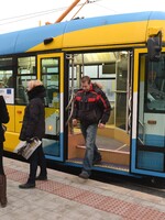 Opilý Slovák boxerským úderem do obličeje knokautoval řidičku tramvaje