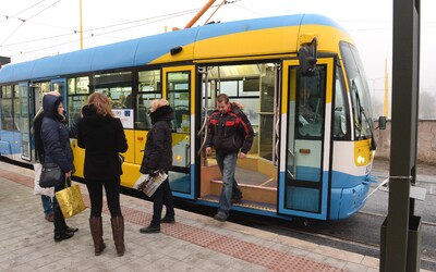 Opilý Slovák boxerským úderem do obličeje knokautoval řidičku tramvaje