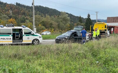 Opitý muž bez vodičáku zrazil dve ženy na východe Slovenska. Z miesta nehody ušiel, pred policajtmi sa skrýval v tráve